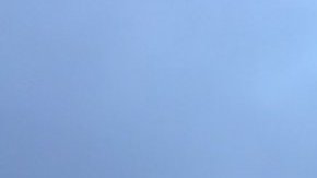 Los bomberos atinaron a salir antes que la carretera se hundiera.