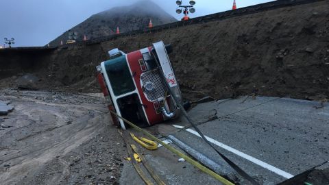 Los bomberos atinaron a salir antes que la carretera se hundiera.