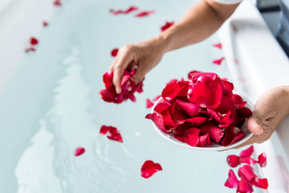 No hay como los pétalos de rosas rojas para crear un ambiente romántico ya sea en tu tina o el lecho de tu cama.