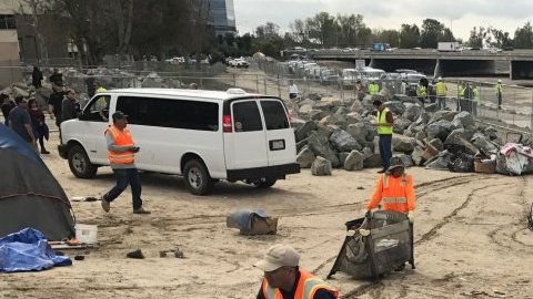 Cientos de personas sin hogar acampadas en el margen del río Santa Ana.