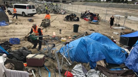 Cientos de personas sin hogar acampadas en el margen del río Santa Ana.