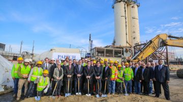 El alcalde Eric Garcetti inauguró el 9 de febrero una nueva planta de cemento que suministrará a la ciudad este material de forma más rápida y barata.