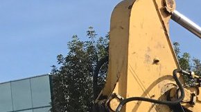 ACLU defiende que la cerca, que impide el acceso a la zona donde se están llevando a cabo las obras, viola los derechos de los desamparados.