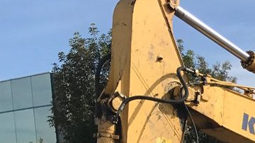 ACLU defiende que la cerca, que impide el acceso a la zona donde se están llevando a cabo las obras, viola los derechos de los desamparados.