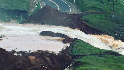 Las compuertas de la presa de Don Pedro fueron abiertas ayer por primera vez en 20 años ante el riesgo de desbordamiento.
