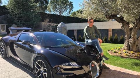 Cristiano Ronaldo muestra uno de sus autos de lujo.