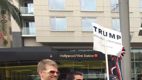 Apenas una decena de personas quisieron expresar su apoyo a Trump antes de una entrega de premios en la que sería duramente criticado.