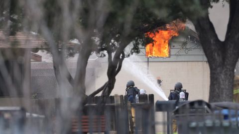 Las causas del fuego, que comenzó cuando los SWAT iban a entrar en la vivienda, todavía se están investigando.