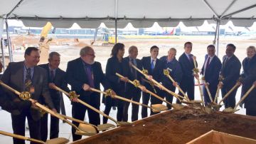 Las autoridades  municipales inauguraron oficialmente el último capítulo del proceso de modernización del Aeropuerto Internacional de Los Ángeles.