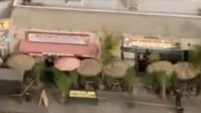 Un agente vio lo que parecía un intercambio de droga entre cuatro hombres y cuando intervino dos sospechosos se dieron a la fuga y un tercero sacó un arma.