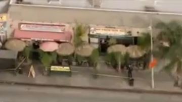 Un agente vio lo que parecía un intercambio de droga entre cuatro hombres y cuando intervino dos sospechosos se dieron a la fuga y un tercero sacó un arma.