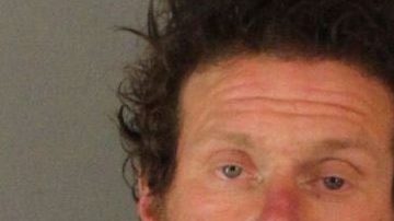 James Embrey, de 42 años, fue arrestado tras obligar a un ciclista a darle dinero bajo la amenaza de matarlo.