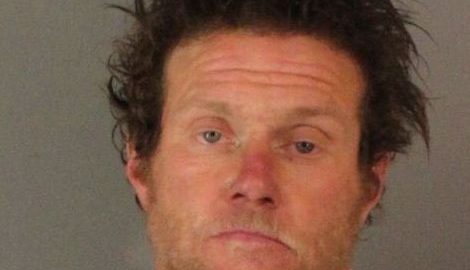 James Embrey, de 42 años, fue arrestado tras obligar a un ciclista a darle dinero bajo la amenaza de matarlo.