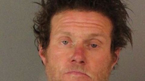 James Embrey, de 42 años, fue arrestado tras obligar a un ciclista a darle dinero bajo la amenaza de matarlo.