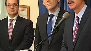 El procurador Mike Feuer busca defender a los aspirantes que bajo la guisa de falsos "talleres" interpretativos son obligados a pagar por hacer una audición, lo cual es ilegal en California.