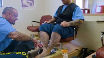 Reo en la prisión de Chowchilla ofrece un tratamiento de pedicura a otro recluso.