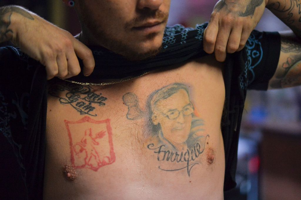 El tatuaje del rostro de Ismael Enrique Arciniegas, en el pecho de su hijo Juan José Herrera.