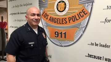 Robert Arcos, exsubjefe encargado de la oficina Central y enlace de la comunidad latina del Departamento de Policía de Los Ángeles (LAPD) es fuerte candidato a dirigir esta corporación policiaca. (Araceli Martínez/La Opinión).