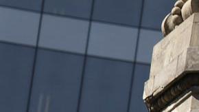 El humorista estadounidense Conan O'Brien saluda desde el emblemático Ángel de la Independencia