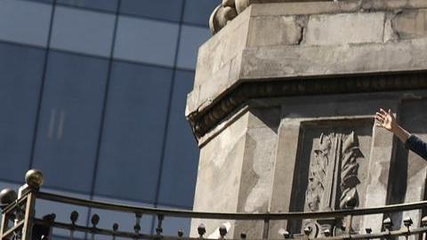 El humorista estadounidense Conan O'Brien saluda desde el emblemático Ángel de la Independencia