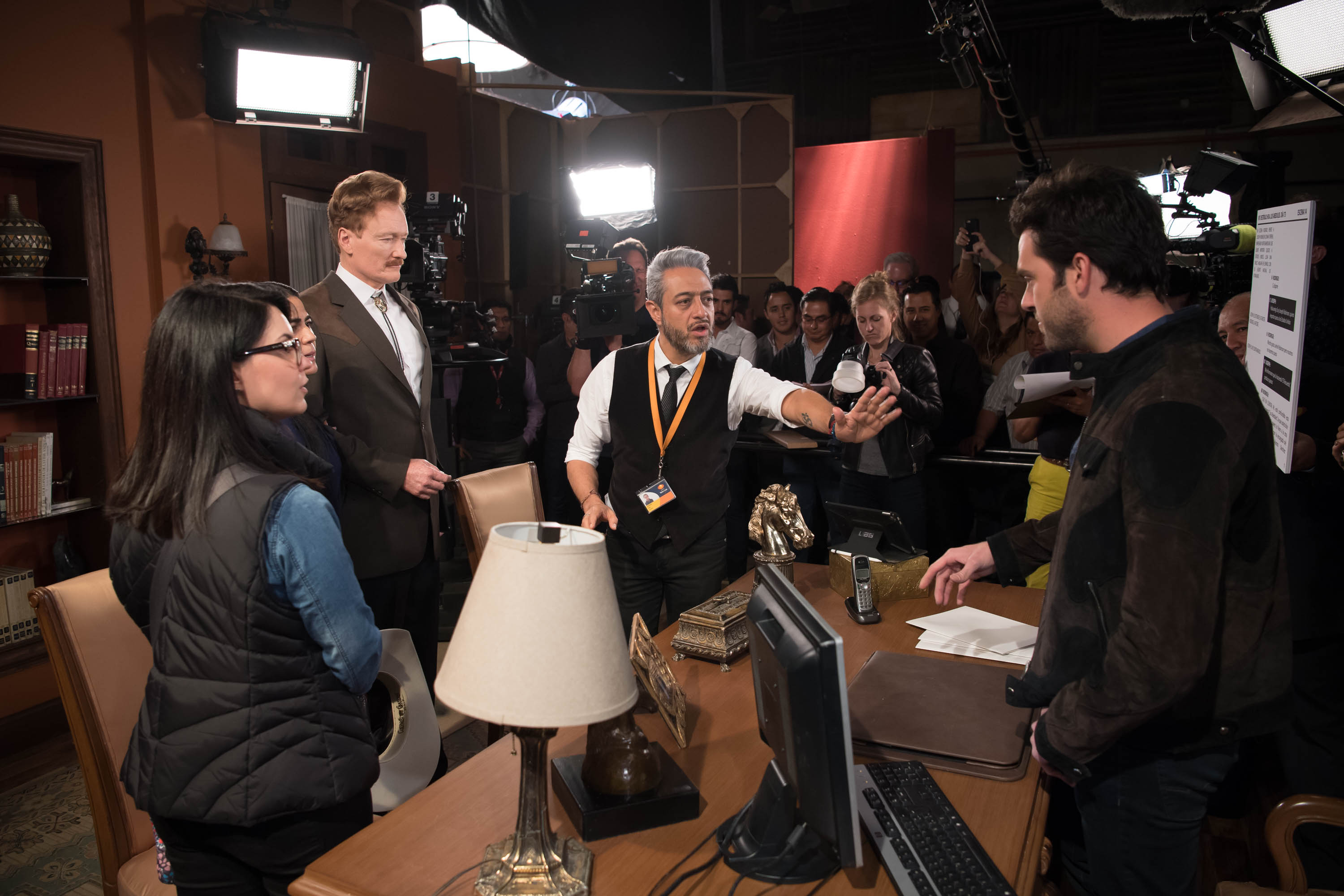 Conan O'Brien recibe instrucciones de la escena que está a punto de grabar