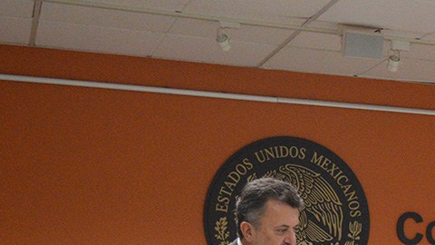 Carlos García de Alba (i), cónsul general de México, junto a Mario Di Costanzo (c), presidente de CONDUSEF, y la representante del IME.