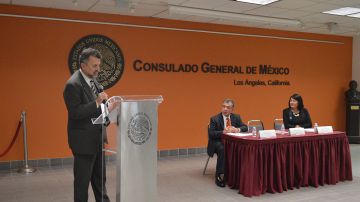 Carlos García de Alba (i), cónsul general de México, junto a Mario Di Costanzo (c), presidente de CONDUSEF, y la representante del IME.