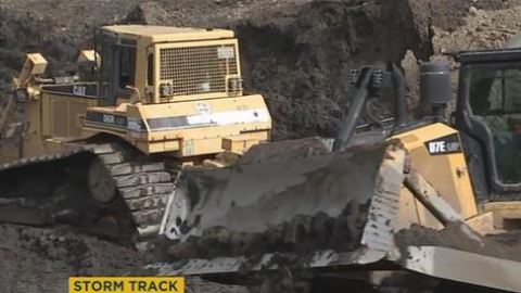 En Duarte, el DPW realiza trabajo de limpieza de debris ante la llegada de la tormenta.