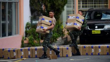Militares entregan material electoral a los colegios electorales en Quito, Ecuador.
