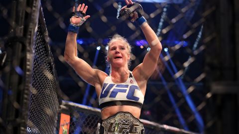 Holly Holm despojó a Rousey del cinturón de peso gallo y ahora busca hacer historia al convertirse en la primera campeona de peso pluma del UFC.