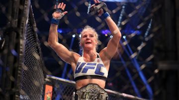 Holly Holm despojó a Rousey del cinturón de peso gallo y ahora busca hacer historia al convertirse en la primera campeona de peso pluma del UFC.