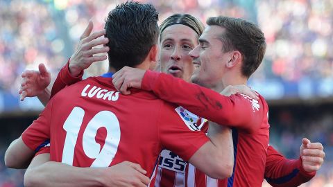 Lucas Hernández festeja junto a Fernando Torres y Antoine Griezmann.