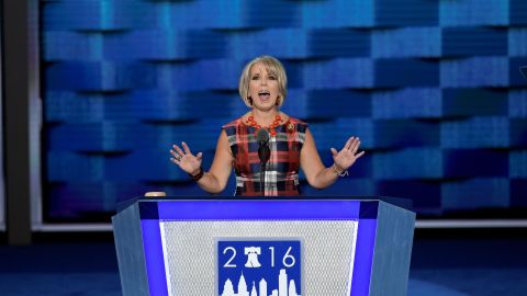 Michelle Luján Grisham es la promotora de la presencia de hispanos en el discurso ante el Congreso.