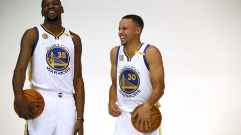 Kevin Durant y Stephen Curry, la más notable pareja de estrellas en la actual NBA, se combinan para 47 puntos por partido en la temporada 2016-17.