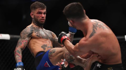 Cody Garbrandt es una de las nuevas estrellas del UFC. Aquí patea a Dominick Cruz, al que le arrebató el título de peso gallo en diciembre pasado.