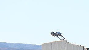 Un Patrullero Fronterizo vigila el muro fronterizo.