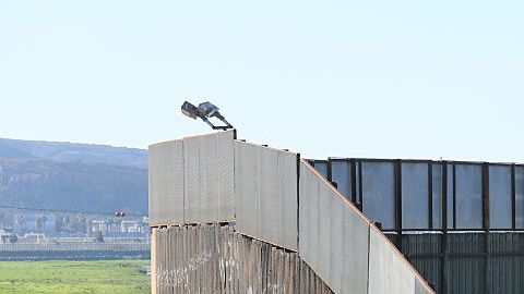 Un Patrullero Fronterizo vigila el muro fronterizo.
