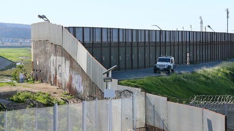 Un Patrullero Fronterizo vigila el muro fronterizo.