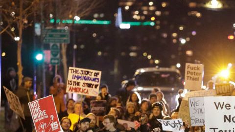 En Seattle, estado de Washington, hubo protestas contra el veto.