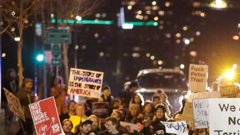 En Seattle, estado de Washington, hubo protestas contra el veto.