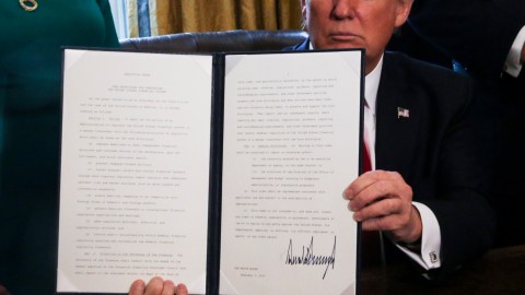 Trump firmó una orden ejecutiva para revisar la Ley Dodd-Frank en febrero de 2017.