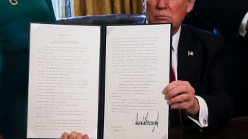 Trump firmó una orden ejecutiva para revisar la Ley Dodd-Frank en febrero de 2017.