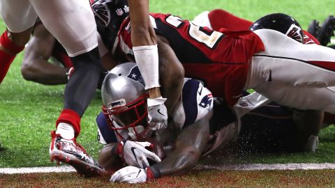 James White, de los Patriots, consigue el TD para ganar el Super Bowl LI.