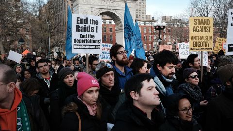 Organizaciones civiles realizan mitines y marchas para expresar su descontento con las políticas de Trump.