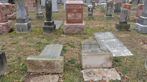 Tumbas destruidas en el cementerio judio