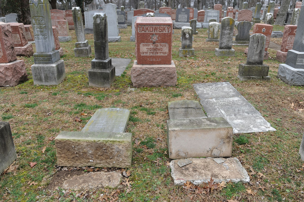 Tumbas destruidas en el cementerio judio