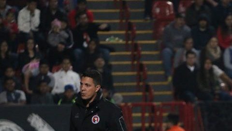 Yasser Corona tuvo un fuerte choque de cabeza con otro jugador