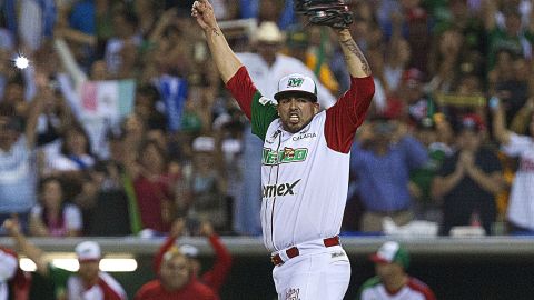 Jake Sánchez empieza la celebración mexicana luego de conseguir el out 27 para los Águilas de Mexicali, que blanquearon al campeón cubano Granma para avanzar al juego final.