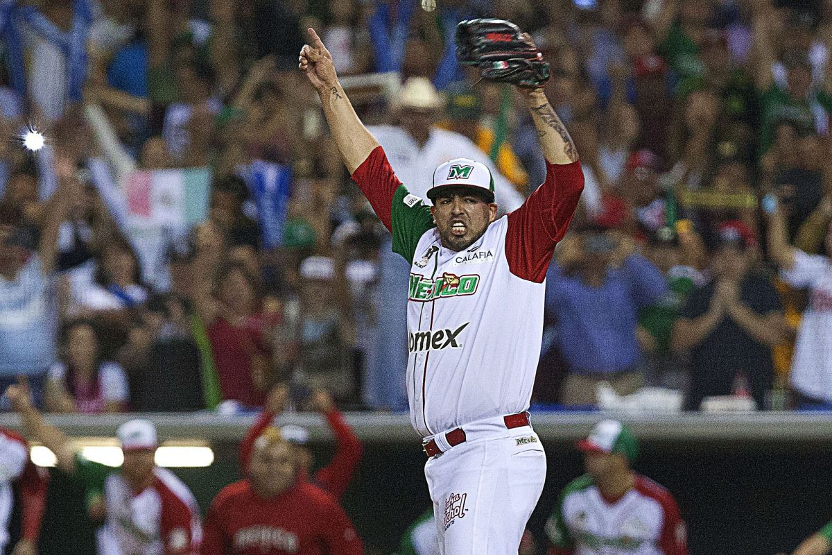 Jake Sánchez empieza la celebración mexicana luego de conseguir el out 27 para los Águilas de Mexicali, que blanquearon al campeón cubano Granma para avanzar al juego final.