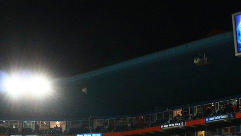 Aficionados de Tuzos desplegaron bandera gigante